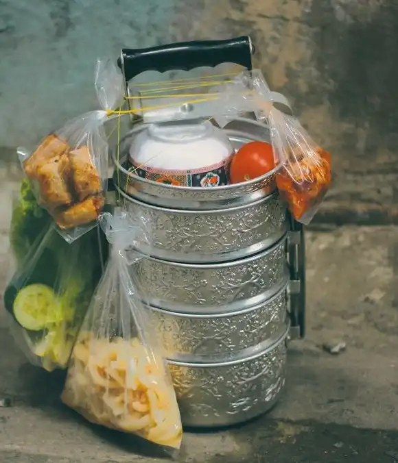 Cơm được đựng trong cà mên