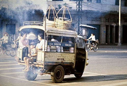 Xe lam chở hàng hóa và khách