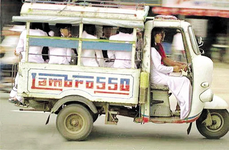 Xe lam đang chở học sinh trên đường